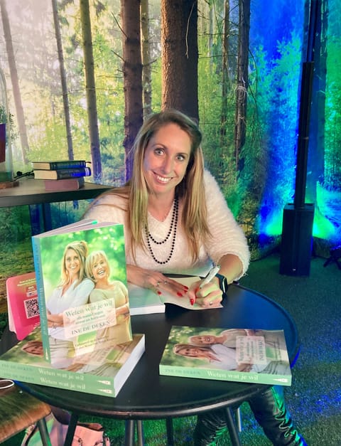 Ine signeert haar boek tijdens een boekvoorstelling