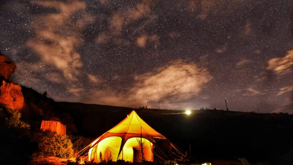 Glamping tent bij nacht